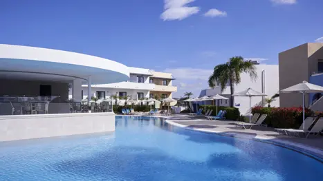 Poolområde og poolbar
