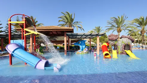 Pool med vandrutsjebaner til de mindste. 