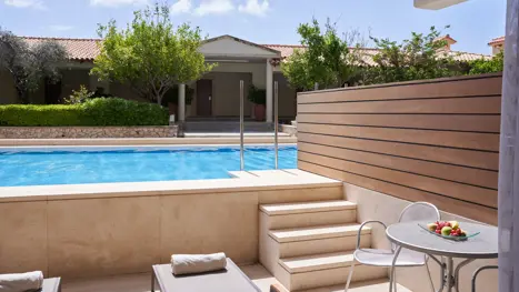 Eksempel på terrasse med swim up pool