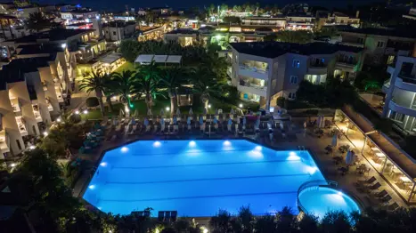 Poolområde om aftenen