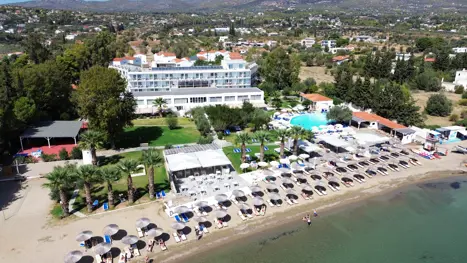 Privat strand ved hotellet