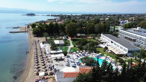 Privat strand ved hotellet