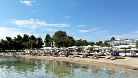 Privat strand ved hotellet