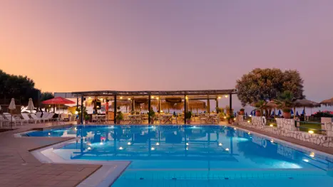 Poolområdet ved Erato Hotel