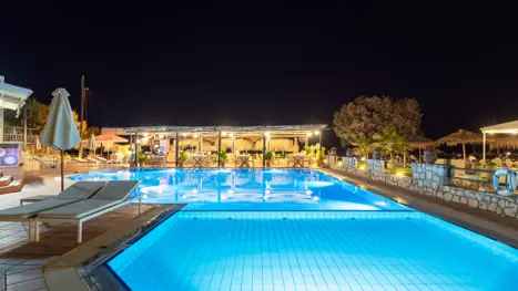Poolområdet ved Erato Hotel
