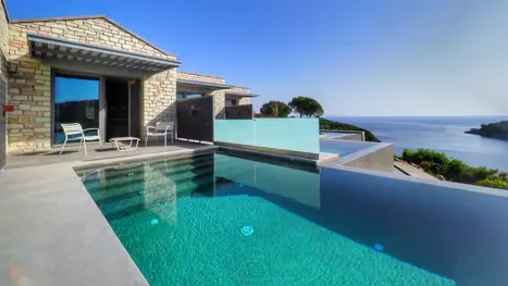 Eksempel på Deluxe Junior Suite med havudsigt og privat pool
