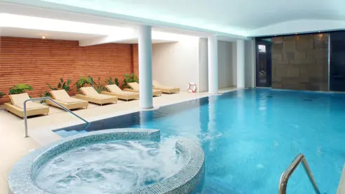 Indendørs pool og spaområde