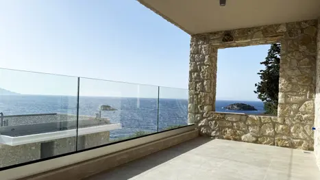 Eksempel på balkon med skrå havudsigt