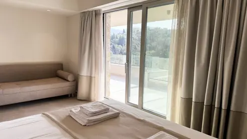 Eksempel på dobbeltværelse (2-3 pers. + 1 barn) med sovesofa og skrå havudsigt