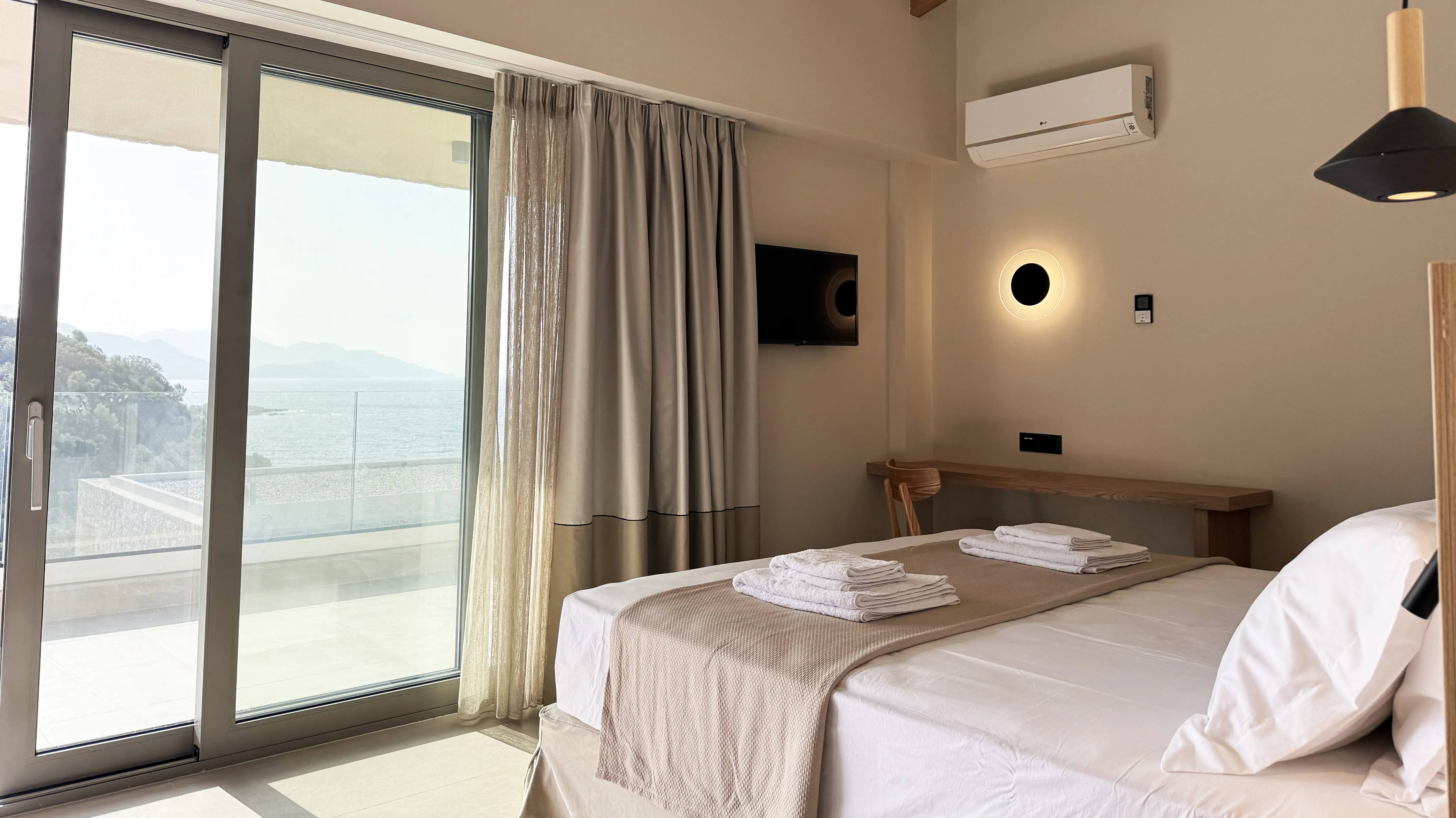 Eksempel på dobbeltværelse (2-3 pers. + 1 barn) med sovesofa og skrå havudsigt