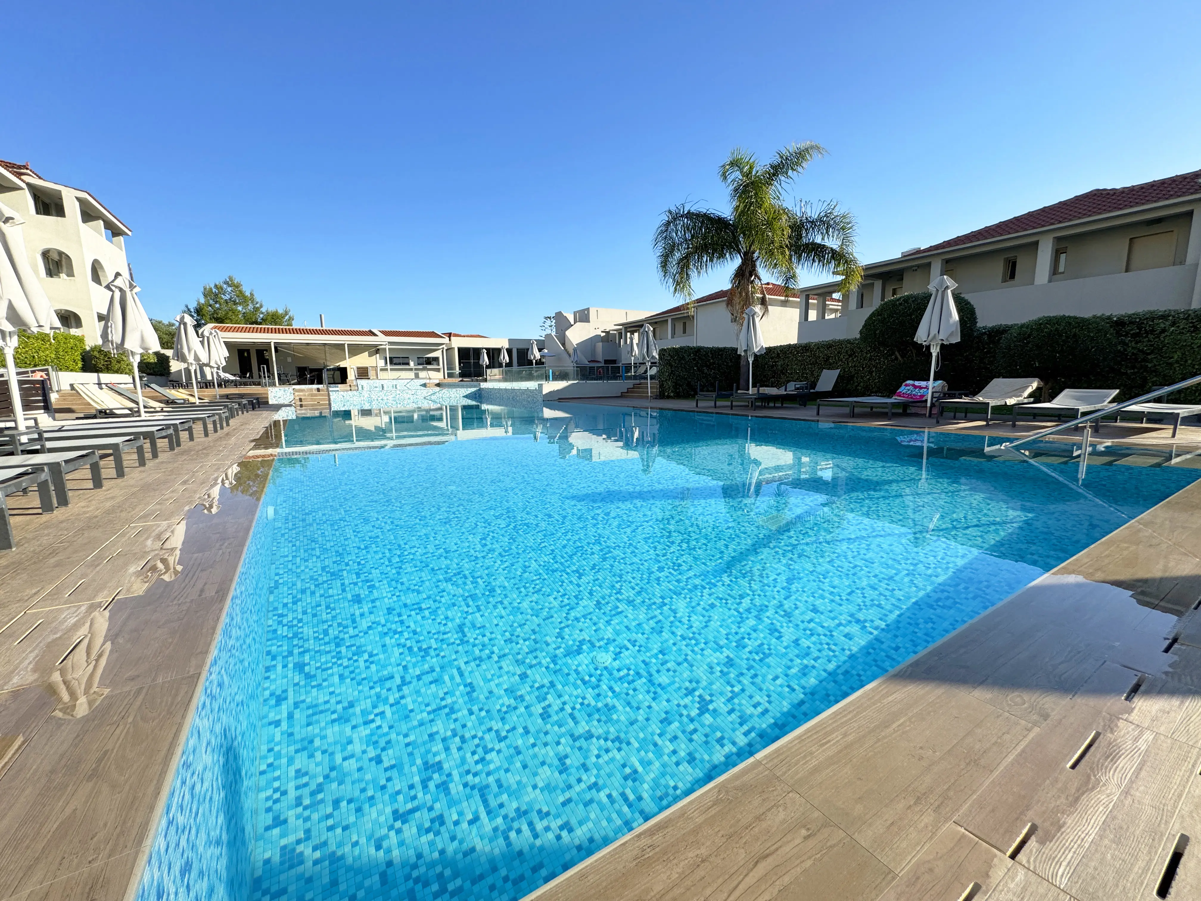 Azure Resort m/ morgenmad slide 3