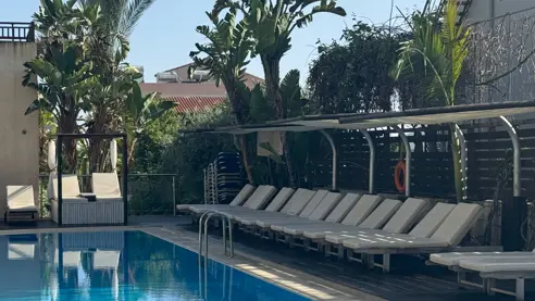 Liggestole ved poolområde