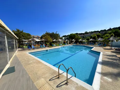 Solterrasse med swimmingpool