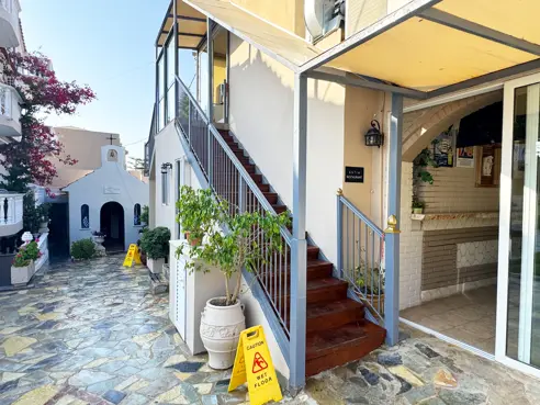 Trappe til restauranten på nabohotellet, Planos Beach, hvor måltiderne  spises