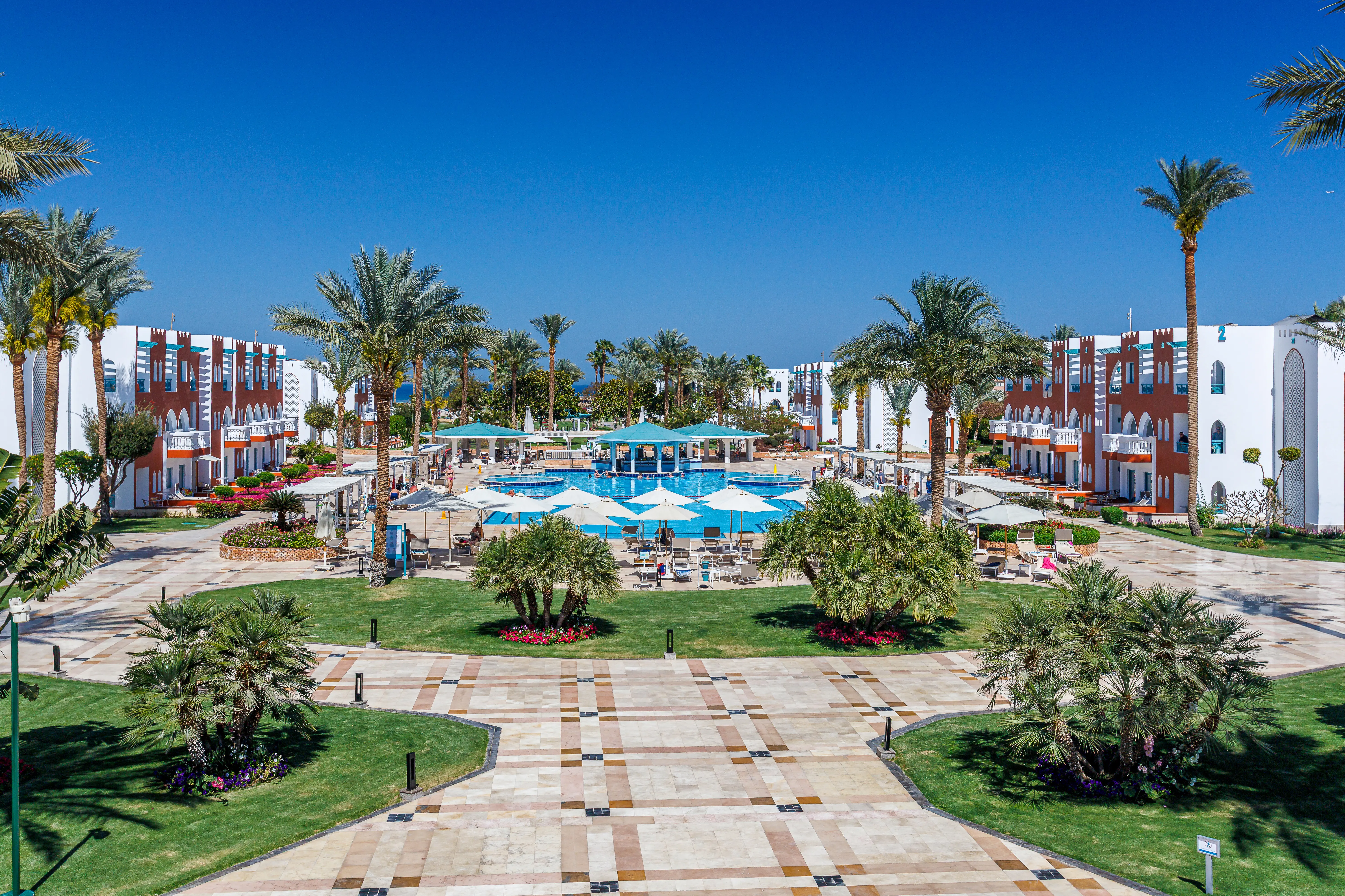 Poolområde omkranset af grønne områder