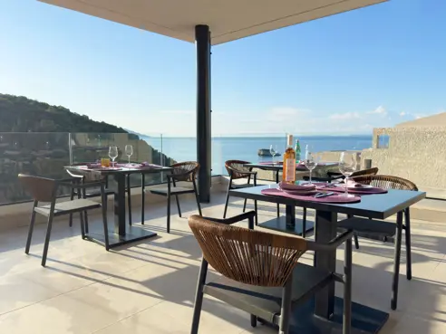 Restaurant med overdækket terrasse og havudsigt