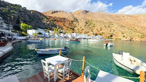 Krystalklart vand lige udenfor hoteldøren