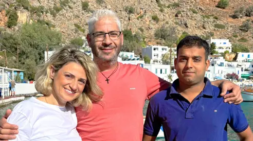 Værtsparret Angeliki og Giorgos med deres trofaste kollega Zain. 