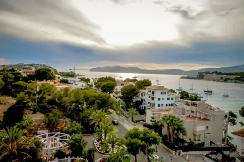 Beliggende tæt ved havet