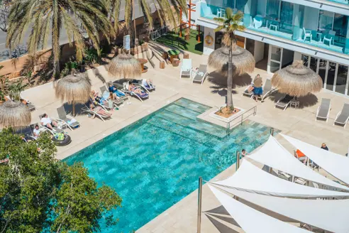 Solterrasse med swimmingpool