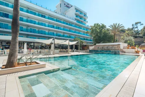 Solterrasse med swimmingpool