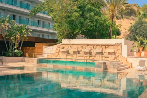 Solterrasse med swimmingpool