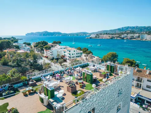 Tagterrasse med havudsigt