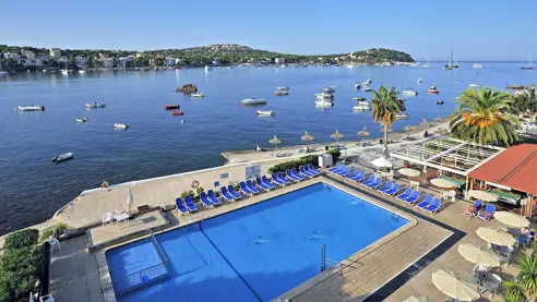 Poolområde med havudsigt