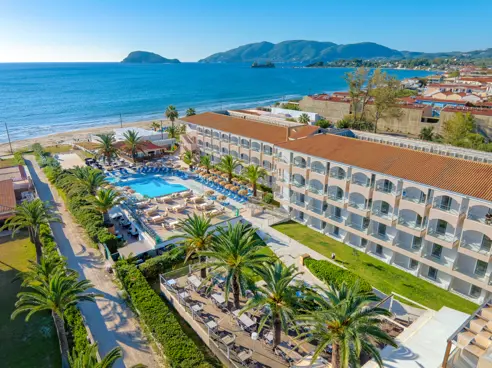 Direkte ved Laganas' flotte sandstrand