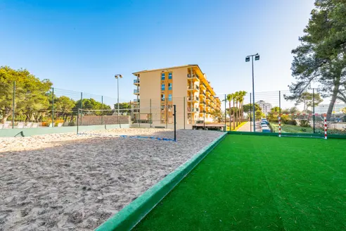 Beachvollley og fodboldbane