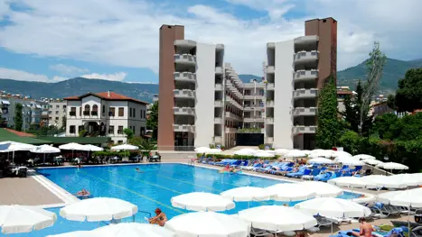 Poolområde med solstole 