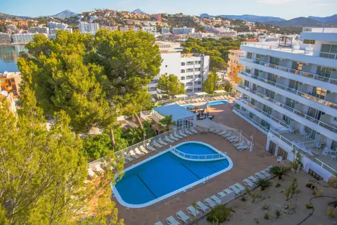 Skøn solterrasse med to swimmingpools