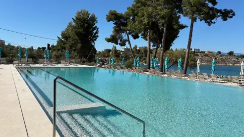 Pool med havudsigt