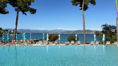 Pool med havudsigt