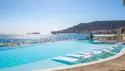 Infinity pool med liggestole
