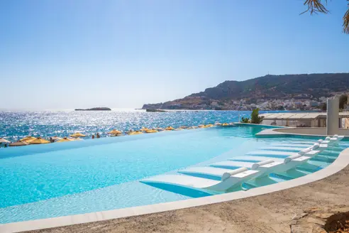 Infinity pool med liggestole