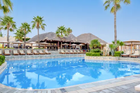 Swimmingpool og poolbar
