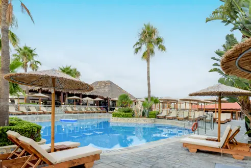 Swimmingpool og poolbar
