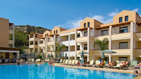 Pool med solstole og parasoller 