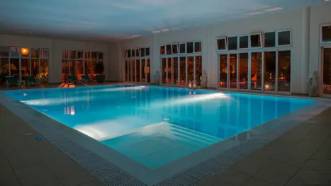 Indendørs saltvandspool