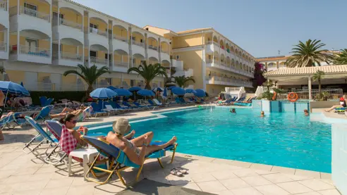 Solstole og parasoller ved poolen