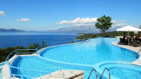 Pool med panoramaudsigt