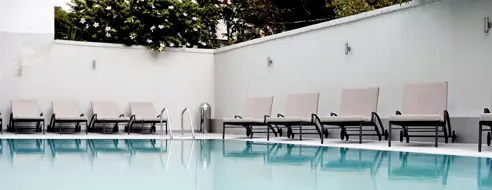 Poolområde med solstole