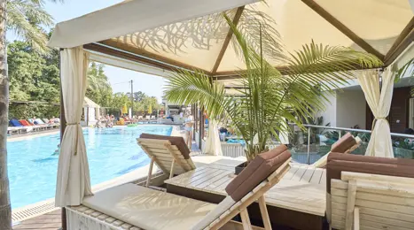 Troulakis Village skyggeområde ved poolen