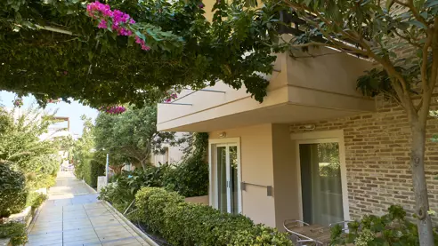 Små stisystemner der forbinder hotellet