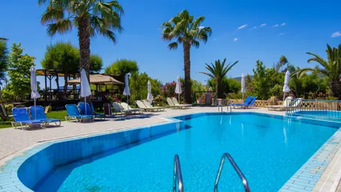Pool med solstole og parasoller 
