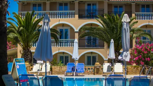 Solstole og parasoller ved poolen