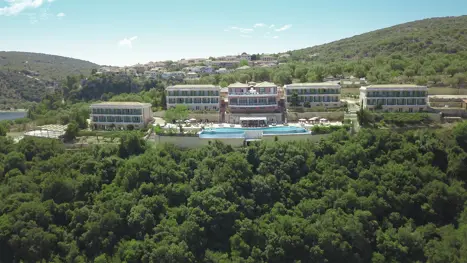 Esperides Resort med hovedbygningen i midten