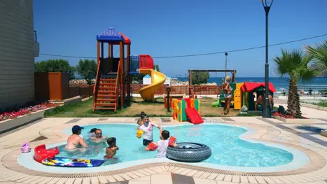 Børnepool og legeplads