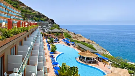 Pool med udsigt over havet 